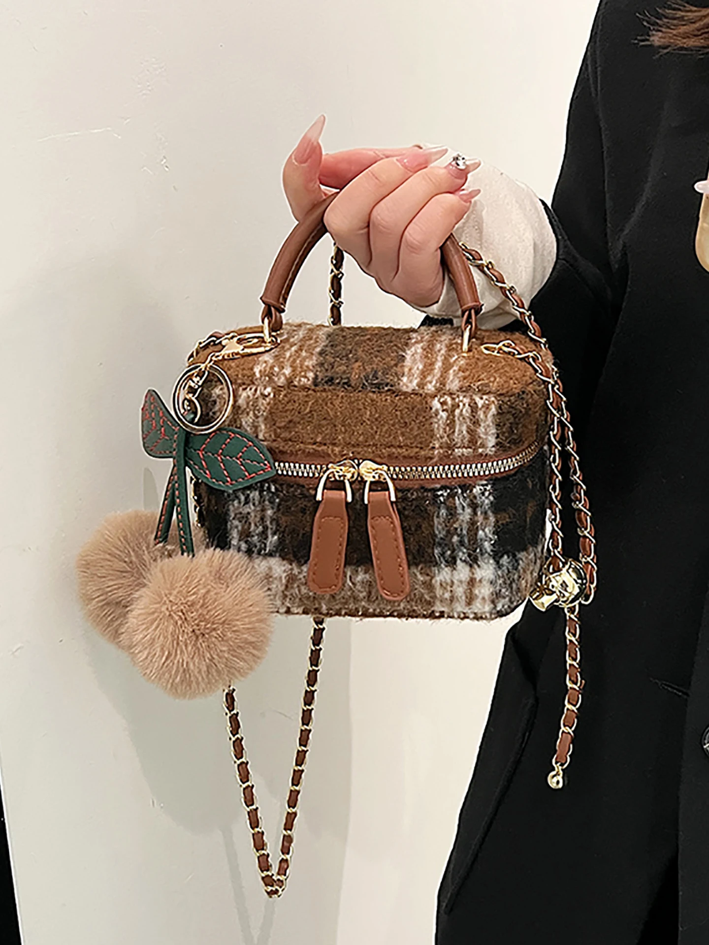 

Модная шерстяная клатч-сумка в клетку, осенне-зимняя женская сумка через плечо, мини-сумка-бокс с шерстяным шариком-подвеской