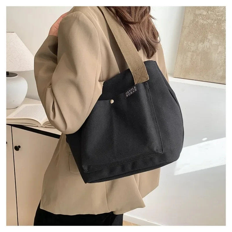 2025 جديد قماش بسيط سستة المرأة مصمم حقيبة يد شعبية بلون العصرية سستة عادية حسن المظهر حقيبة كتف