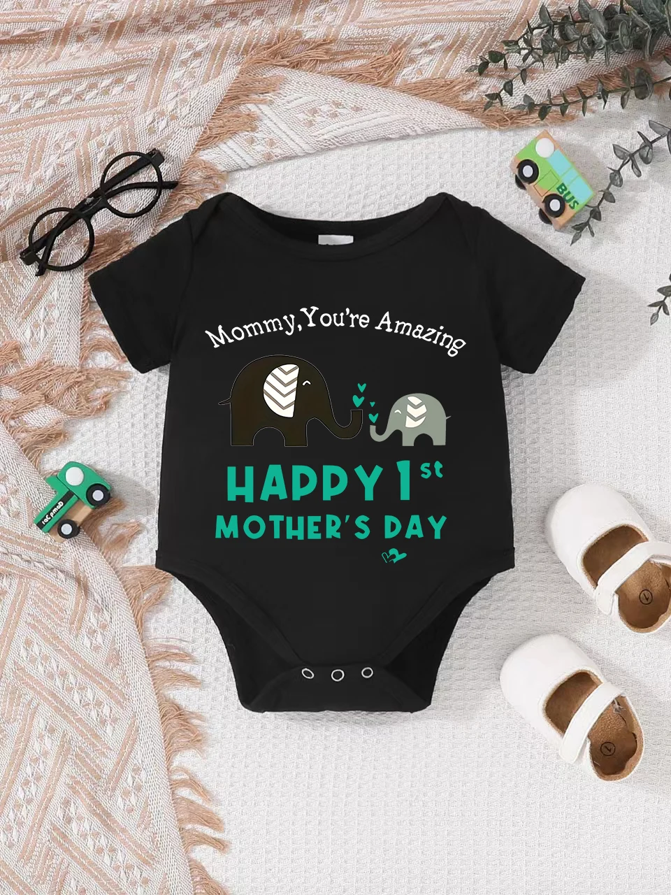 

Детское боди с короткими рукавами, забавным буквенным принтом, на пуговицах, простое в уходе, подходит для молодых родителей, из трикотажной ткани.