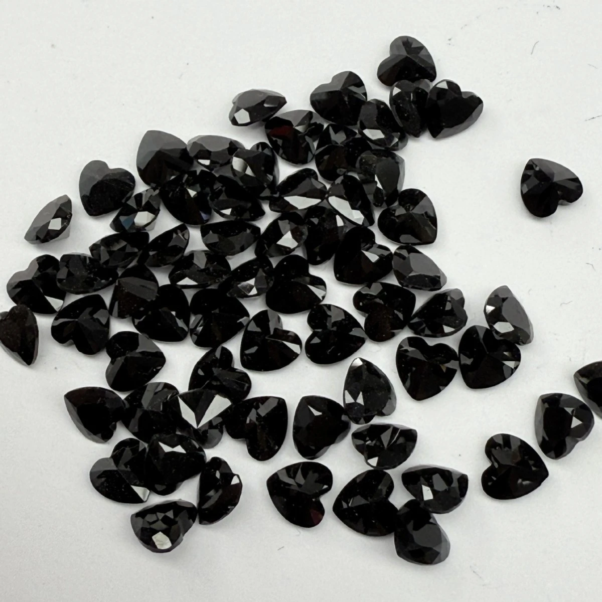 

50PCS/Lot Natural Heart Cut Black Spinel Stone