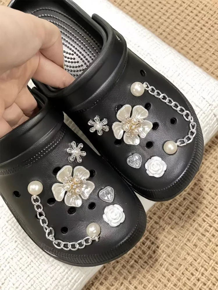 2025 nuevas zapatillas con agujeros para mujer de verano y otoño, zapatillas con punta de flor de perla y sensación de lujo