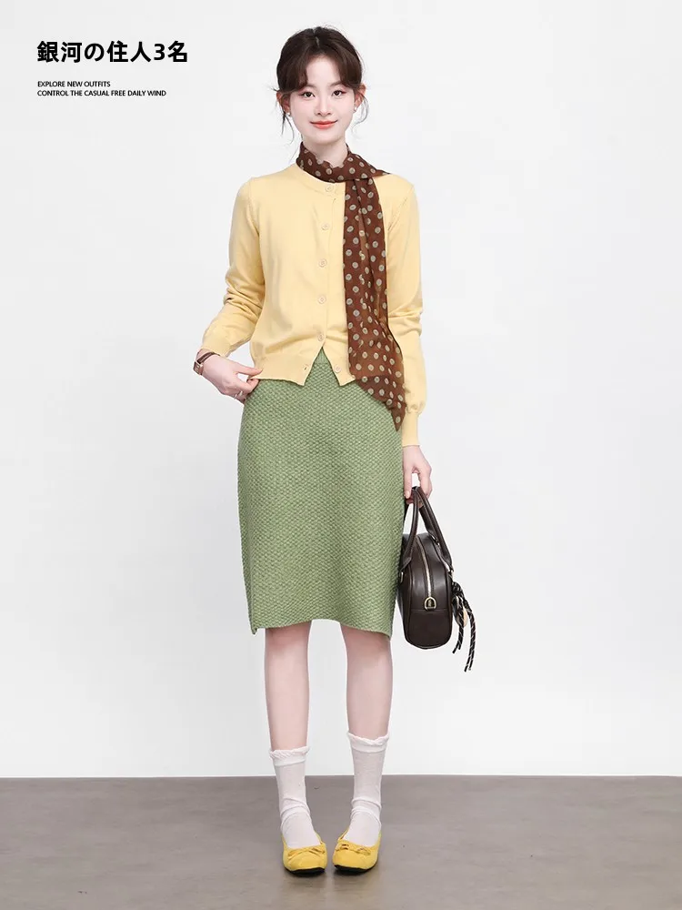 

Lazy round Neck Yellow Knitted Sweater Women's High Waist Straight Tube Knitted Dress Three Galaxy Residents Spring 2026 Style