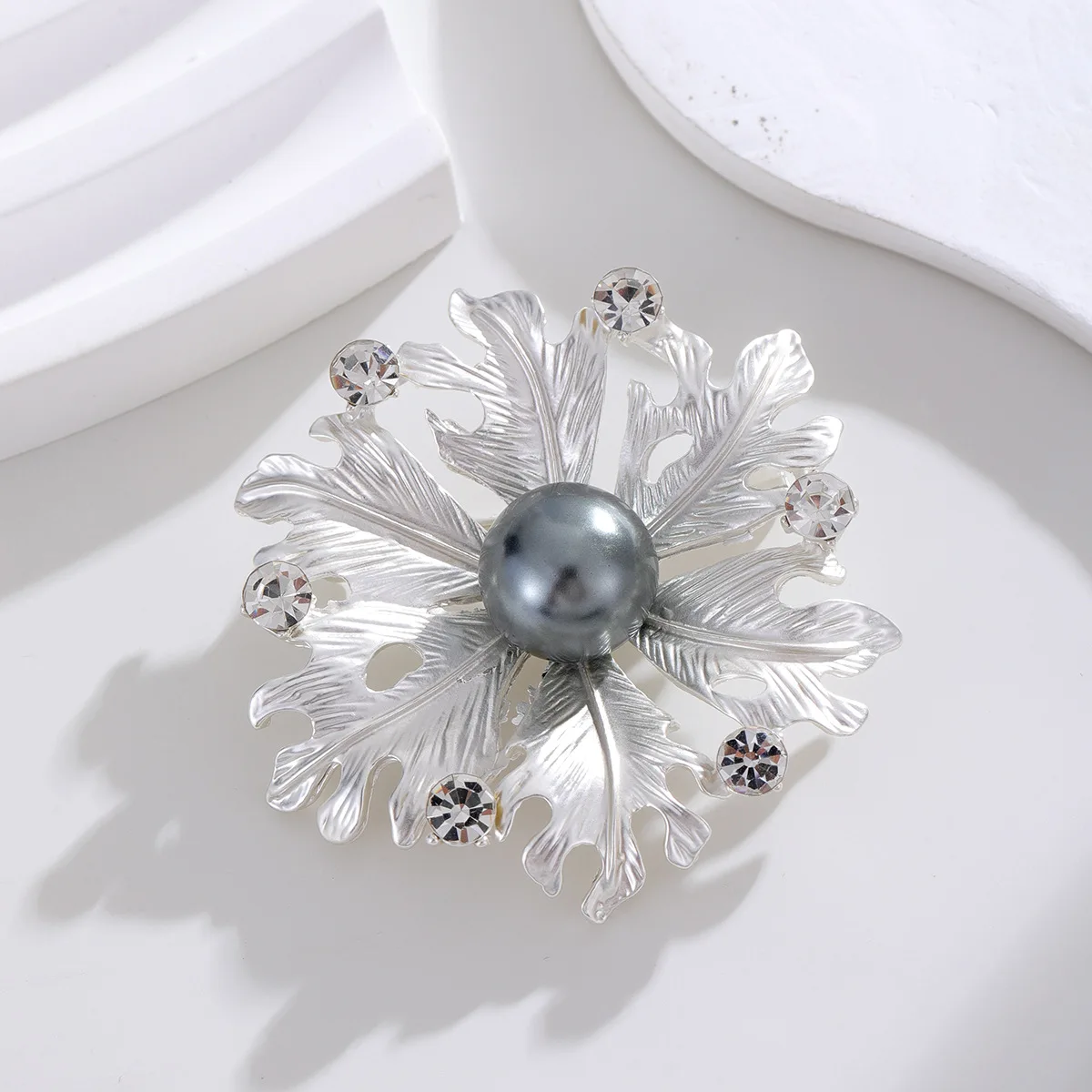 Flower matte electroplated pearl rhinestone brooch, fashionable retro clothing accessory brooch