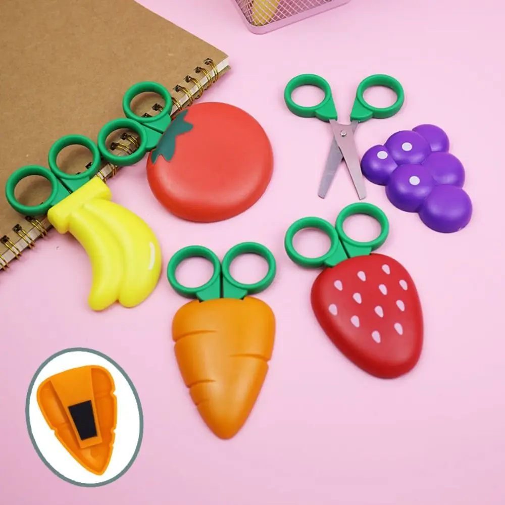 4 Uds. Tijeras magnéticas de frutas de dibujos animados, Mini tijeras de bolsillo para uva y plátano, pegatina para refrigerador, Mini tijera segura con forma de zanahoria