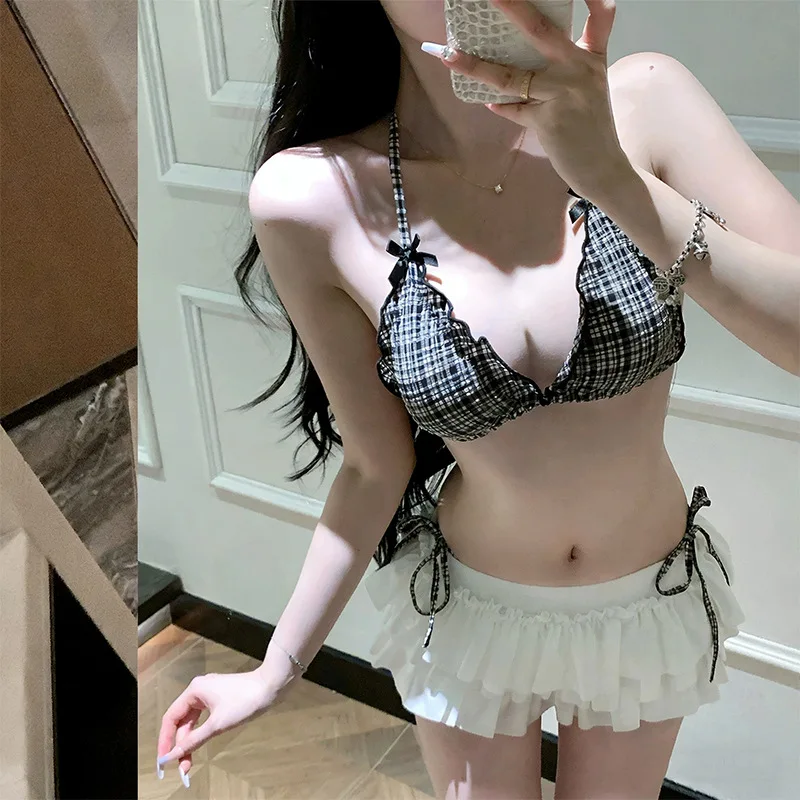 

Сексуальные черные бикини в клетку с бантом и микро-халтером, комплект из 3 предметов с белыми рюшами и мини-юбкой, милые и стильные купальники, бикини.