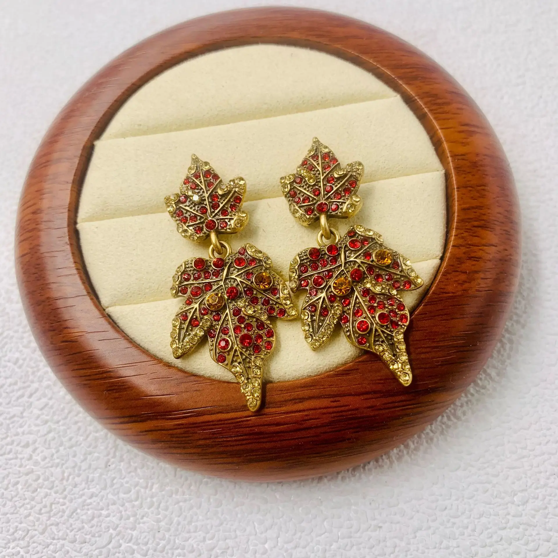 European and American retro maple leaf earrings