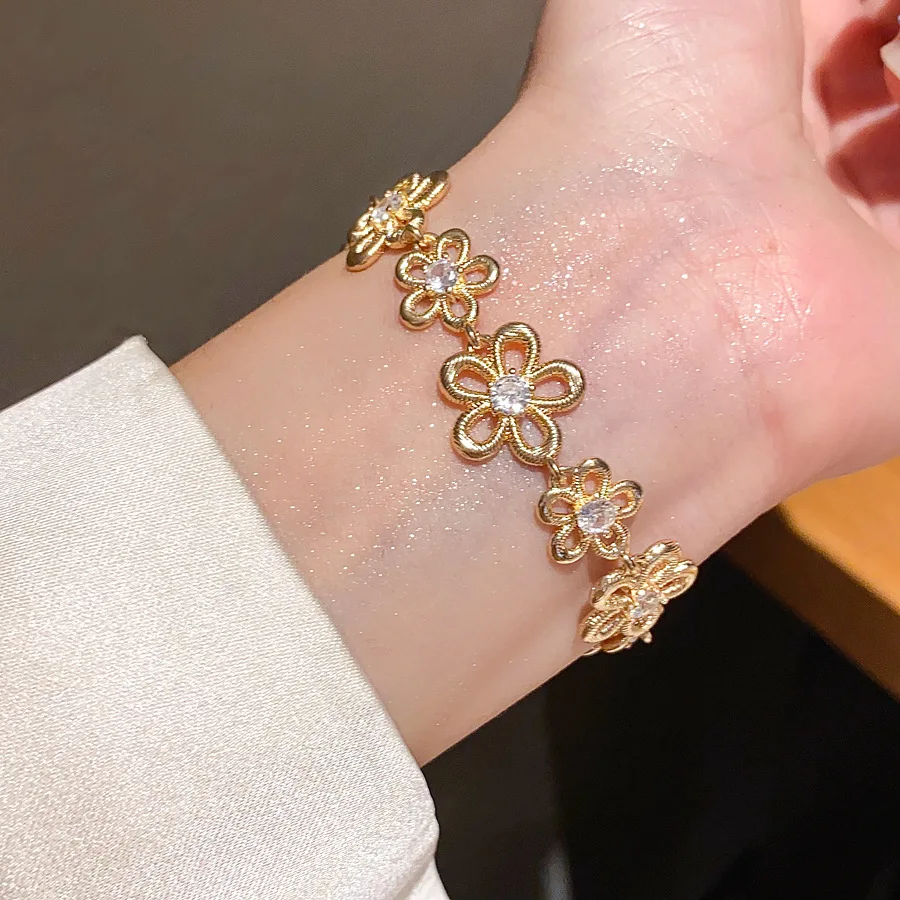 

Zircon Irregular Hollow Flower Bracelet - Minimalist Retro Fashion Design, Elegant Versatile Light Luxury Jewelry for Women