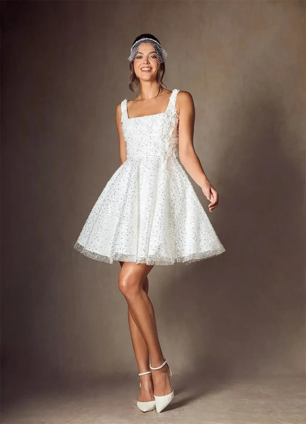 Quadratischer Ausschnitt mit Glanzblumen, Brautkleid, kurzes Mini-Hochzeitskleid, maßgeschneidert, 2026, schlichtes Hochzeitskleid