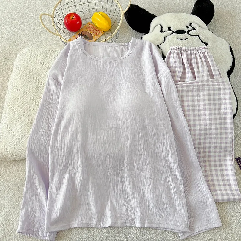 

Новый комплект женской домашней одежды на весну-осень 2026: пуловер с круглым вырезом, топ со встроенным бюстгальтером и брюки в клетку в стиле Y2K. Удобный повседневный комплект из двух предметов.