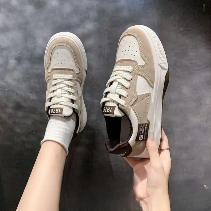 الربيع والخريف جديد عصري سميكة القاع أحذية رياضية نسائية عادية الأبيض تشغيل أحذية الطالبات مفلكنة