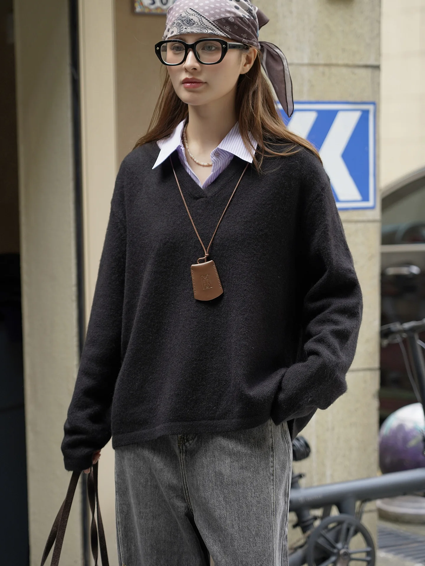 

Korean version simple and relaxed V-neck loose silhouette wool sweater soft and delicate top for women