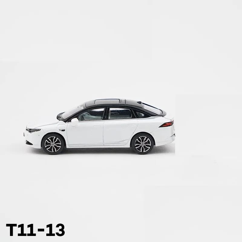 

Xcartoys 1:64 Xpeng P5 T11-13 White Alloy Simulation Model Car