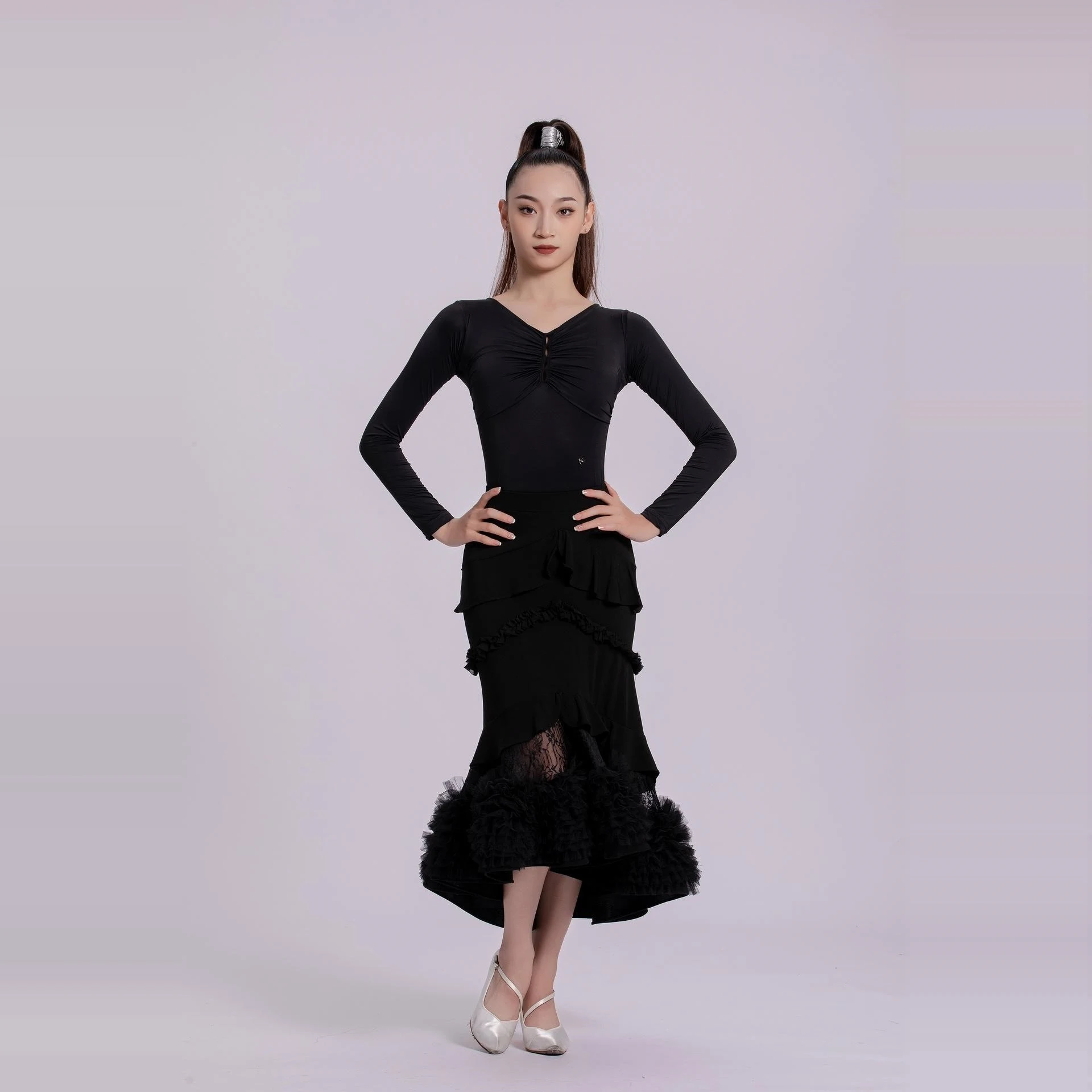 2025 vêtements de danse de salon latine femmes valse danse Performance vêtements hauts noirs jupes en dentelle moelleuse robe de compétition BL14703