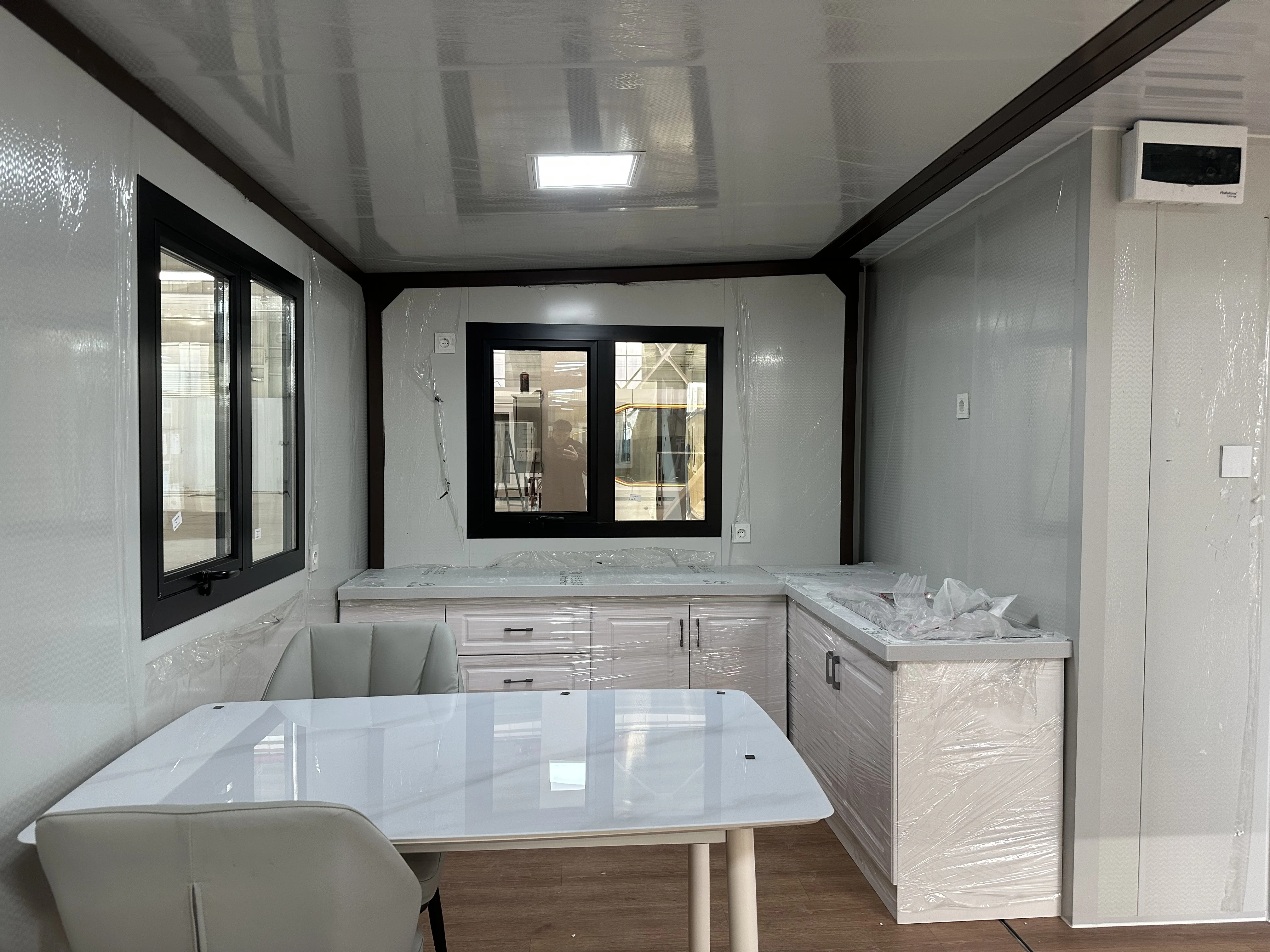 Container House Expandable Design 20ft 40ft Modular Prefab Home with Electrical System Bathroom and Full Furnishings