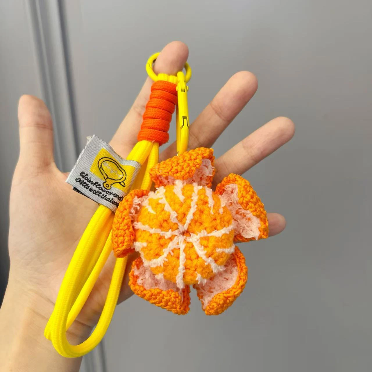 Gehäkelter Schlüsselanhänger mit abgezogenem Orangenmuster, handgestrickter Fruchtanhänger für Taschen, niedlicher Orangenanhänger, ein schönes Geschenk. – Detail 1