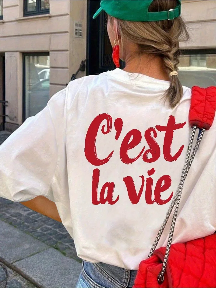 Camiseta Casual de Manga Corta para Mujer con Estampado Rojo en Letras Cursivas 'C'est La Vie' sobre un Top Negro con Cuello Redondo, Cómoda para Toda Temporada, Estilo Y2K