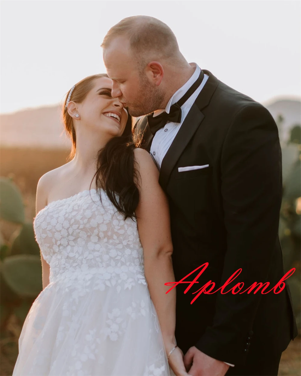 Gaun Pengantin Tulle Putih Kualitas Tinggi Kustom Gaun Pengantin Applique Tanpa Tali Temperamen Gaun Punggung Terbuka Kereta Kapel