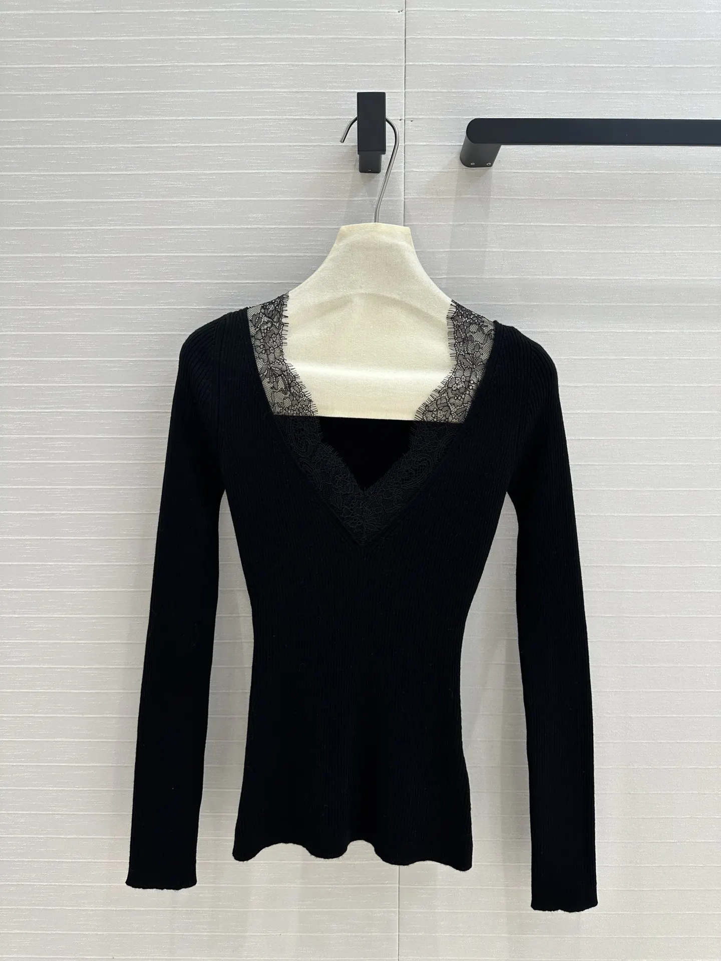 

2024 Winter New Women's Clothing Temperament V-neck waist slimming lace lace lace patchwork wool knit sweater 1021