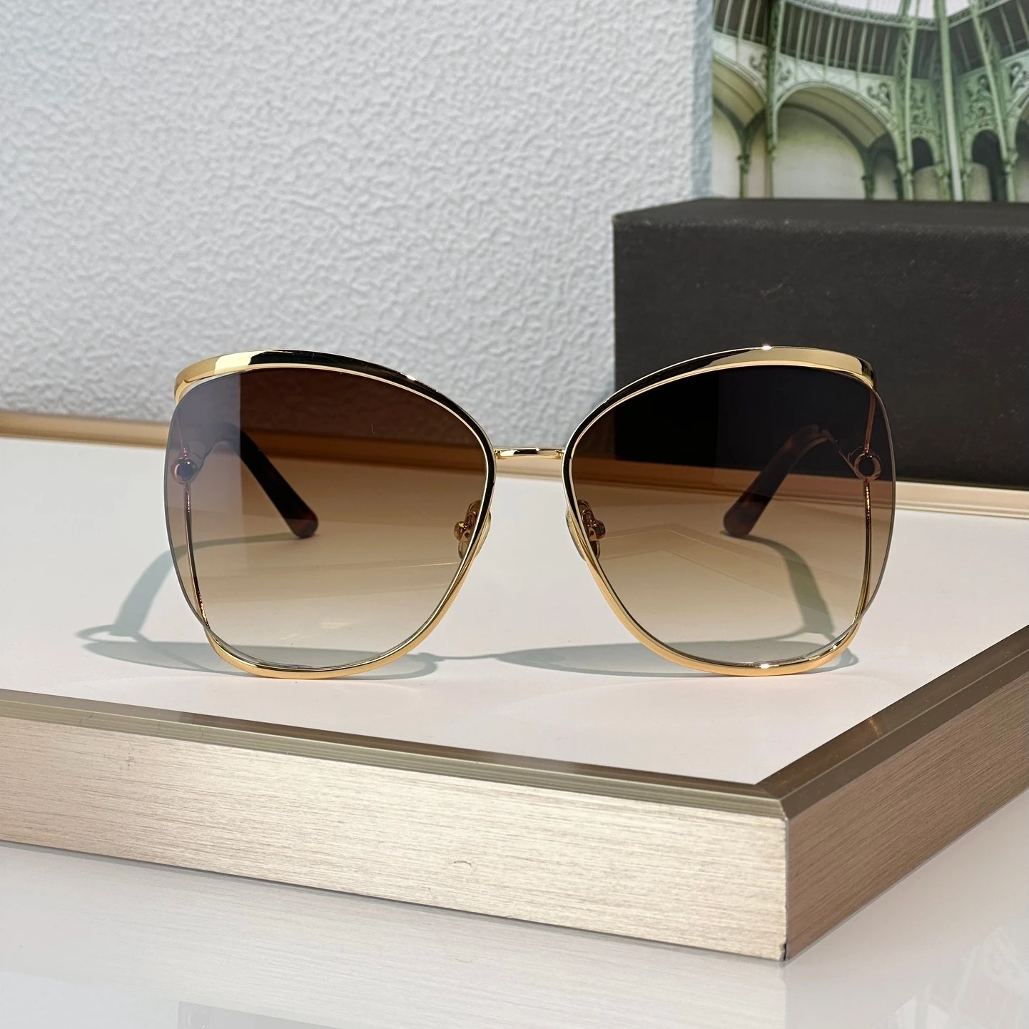 1091 Sunglasses Man Woman Gold Hollow Metal Frame,Gradient Brown Lens,Tortoiseshell Temple,Retro Elegant Shades Boost Charm