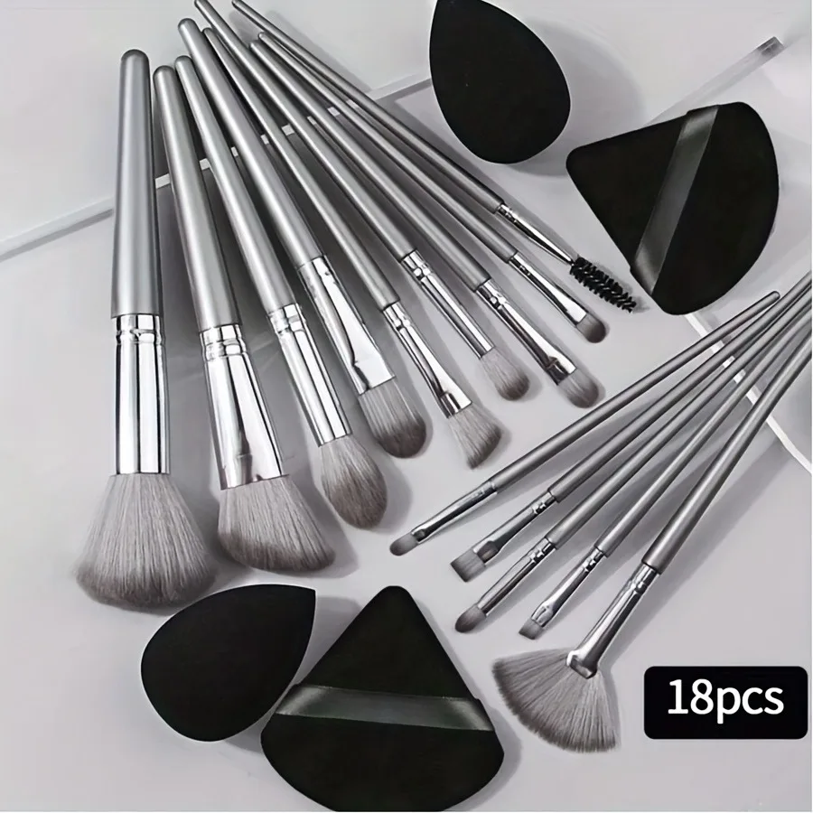 Ensemble de 14 pinceaux de maquillage professionnels en argent |   Comprend 2 éponges en velours + 2 éponges de maquillage |   Pinceaux Vegan Cruelty-Free Co