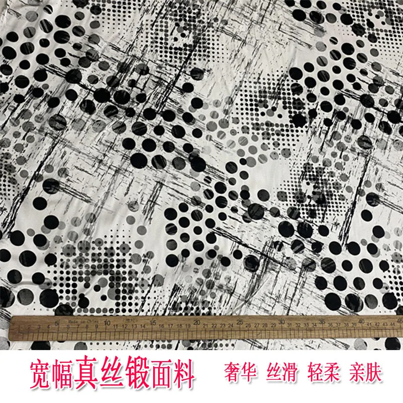 Sfondo bianco a pois ampio tessuto forgiato di seta di fascia alta camicia cheongsam pigiama tessuto per abbigliamento estivo