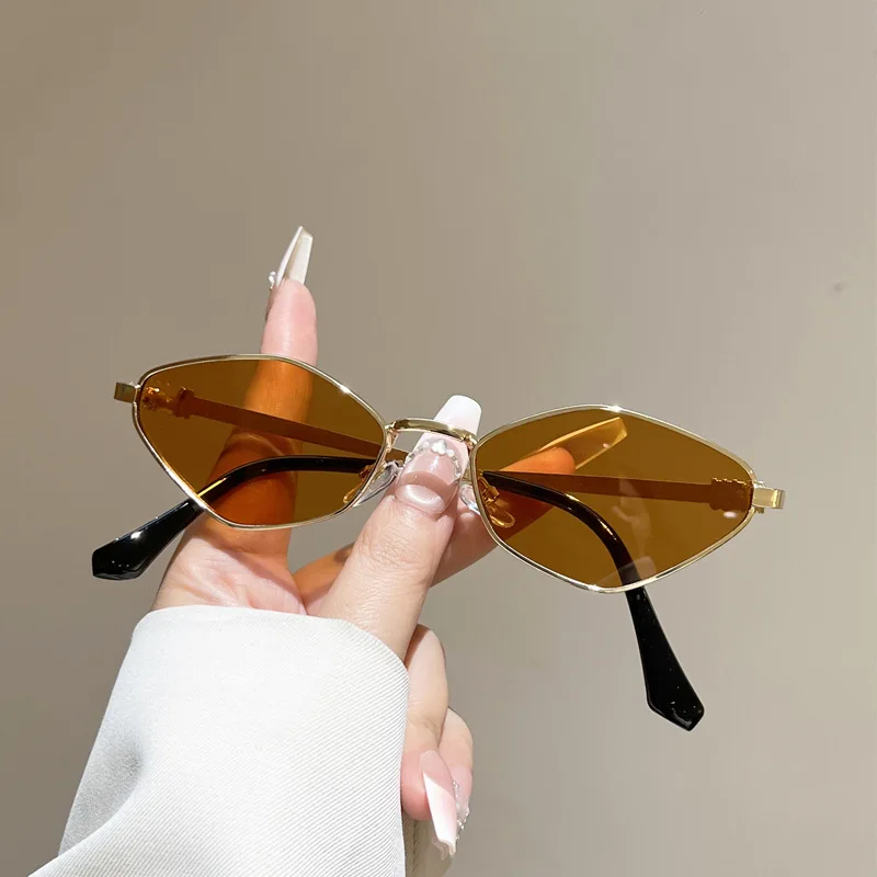 2026 Neue Trendige Cat-Eye-Sonnenbrille mit Diamantmuster, kleine modische Sonnenbrille für Damen, UV-Schutz, Legierungsgestell, zum Autofahren