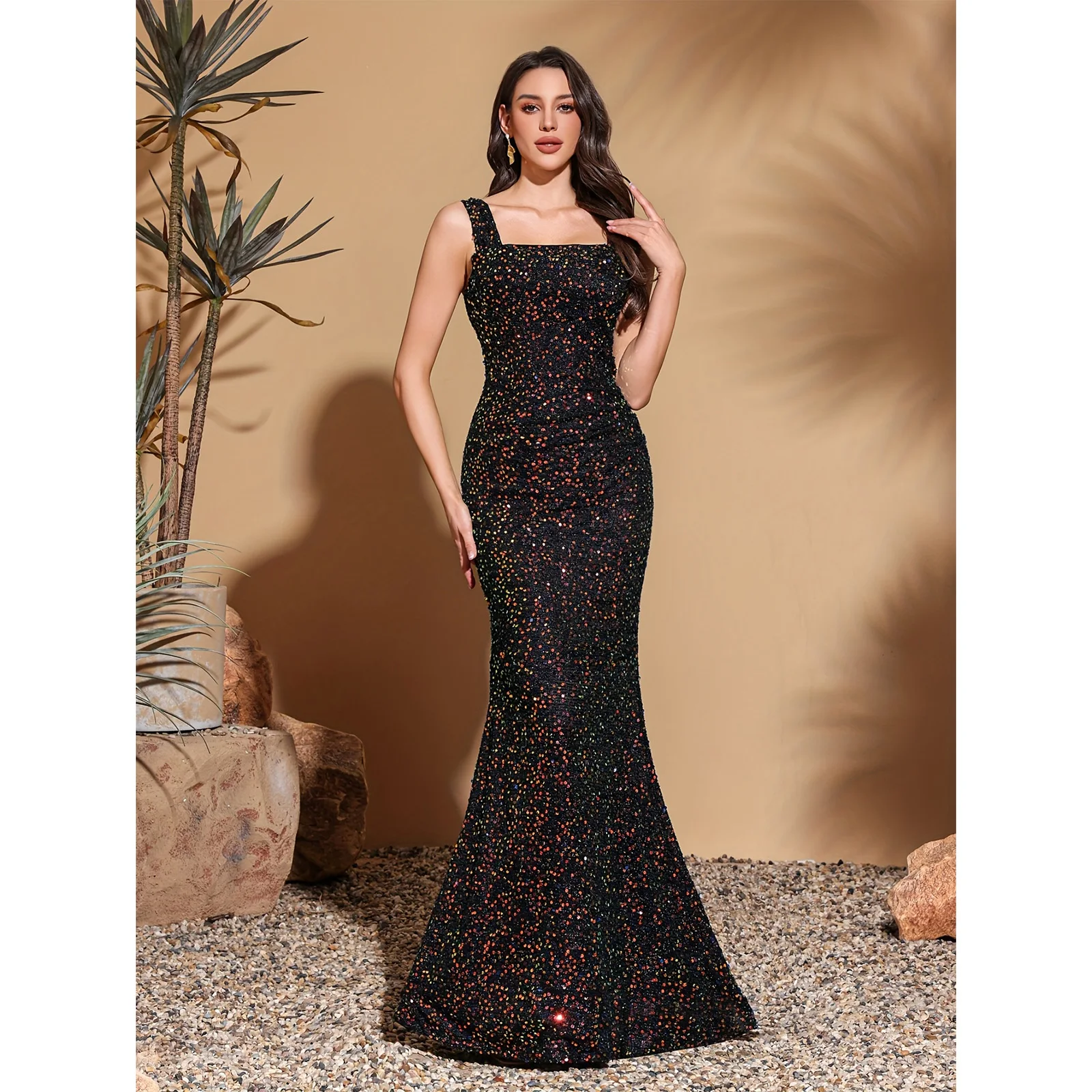 

Strapless sequined hip-hugging backless dress