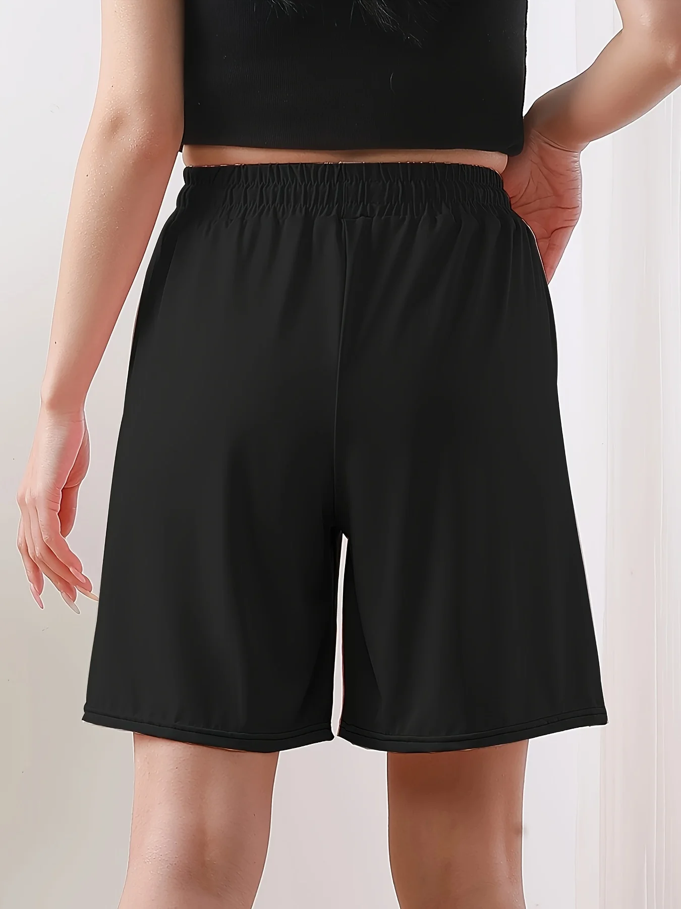 شورت نسائي برباط خفيف الوزن باللون الرمادي - كاجوال ومريح، مناسب للجري والرياضة والتمرين.