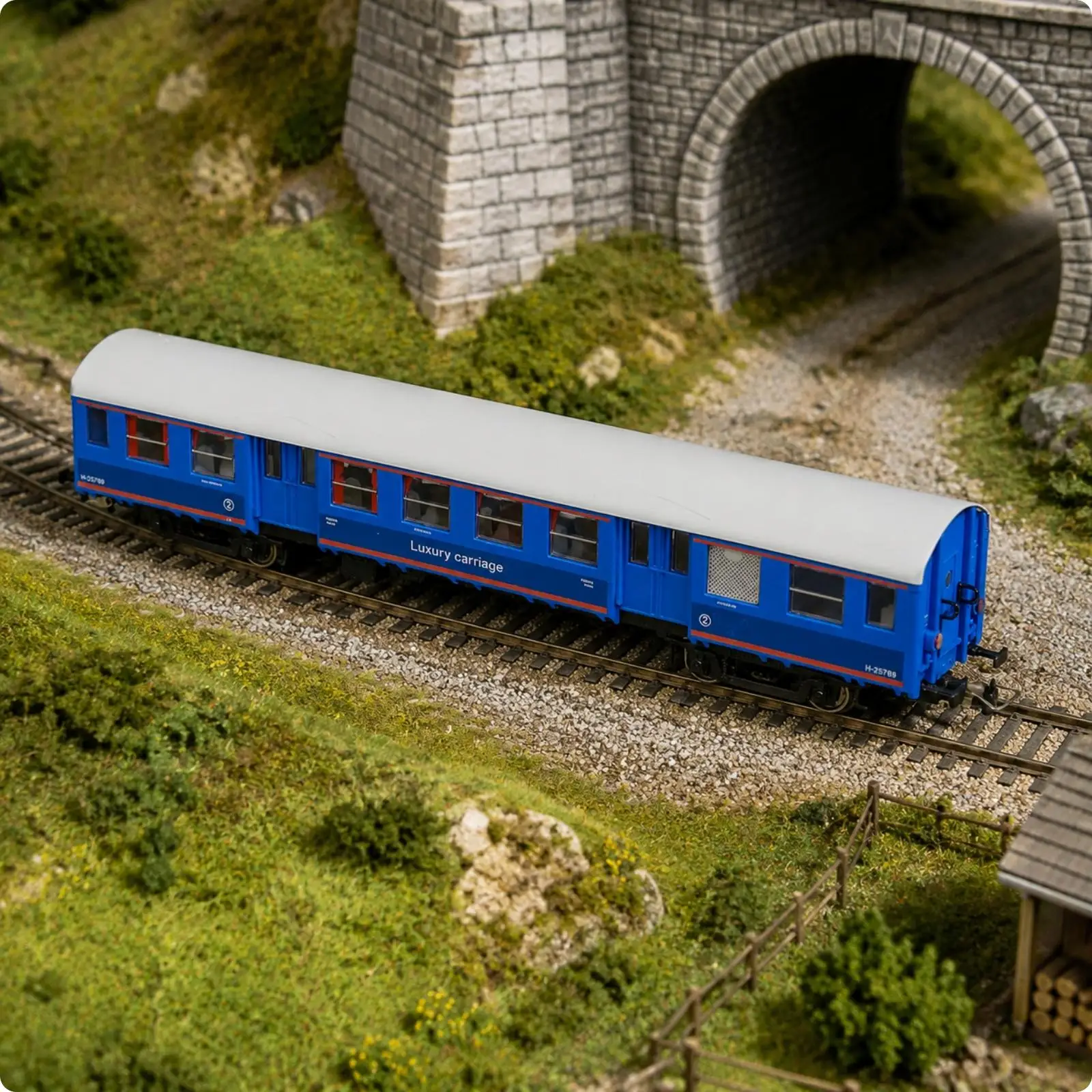 HO Scale Passenger Carriage Model in Blue for Train Model Displays with White Roof and Smooth Rolling Metal Wheels