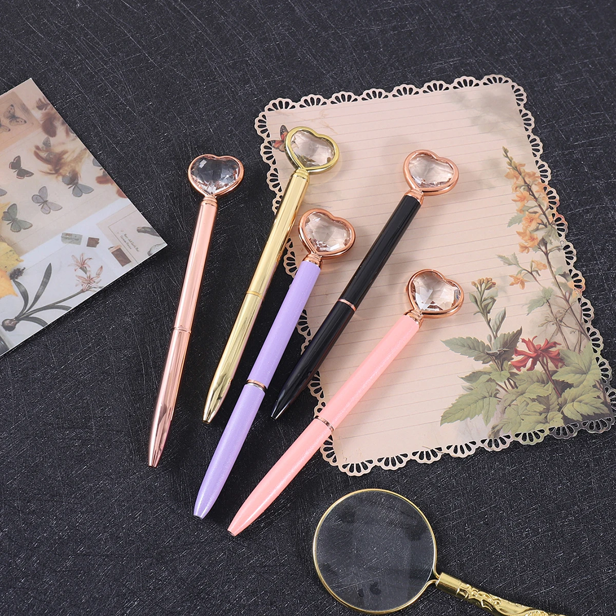 

1 шт. Шариковая ручка в форме сердца с вращающимся алмазным элементом, милый подарок на День святого Валентина или свадьбу для женщин, роскошные канцелярские принадлежности для школы и офиса