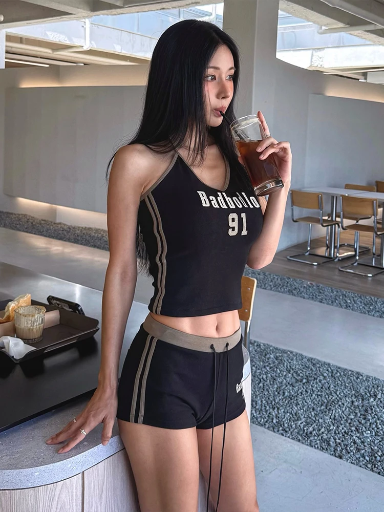 InGrily Modny Sportowy Dwuczęściowy Zestaw Damski Top typu Halter Skinny z Nadrukiem Liter i Cyfr + Mini Szorty Bandage Street Hottie Suits