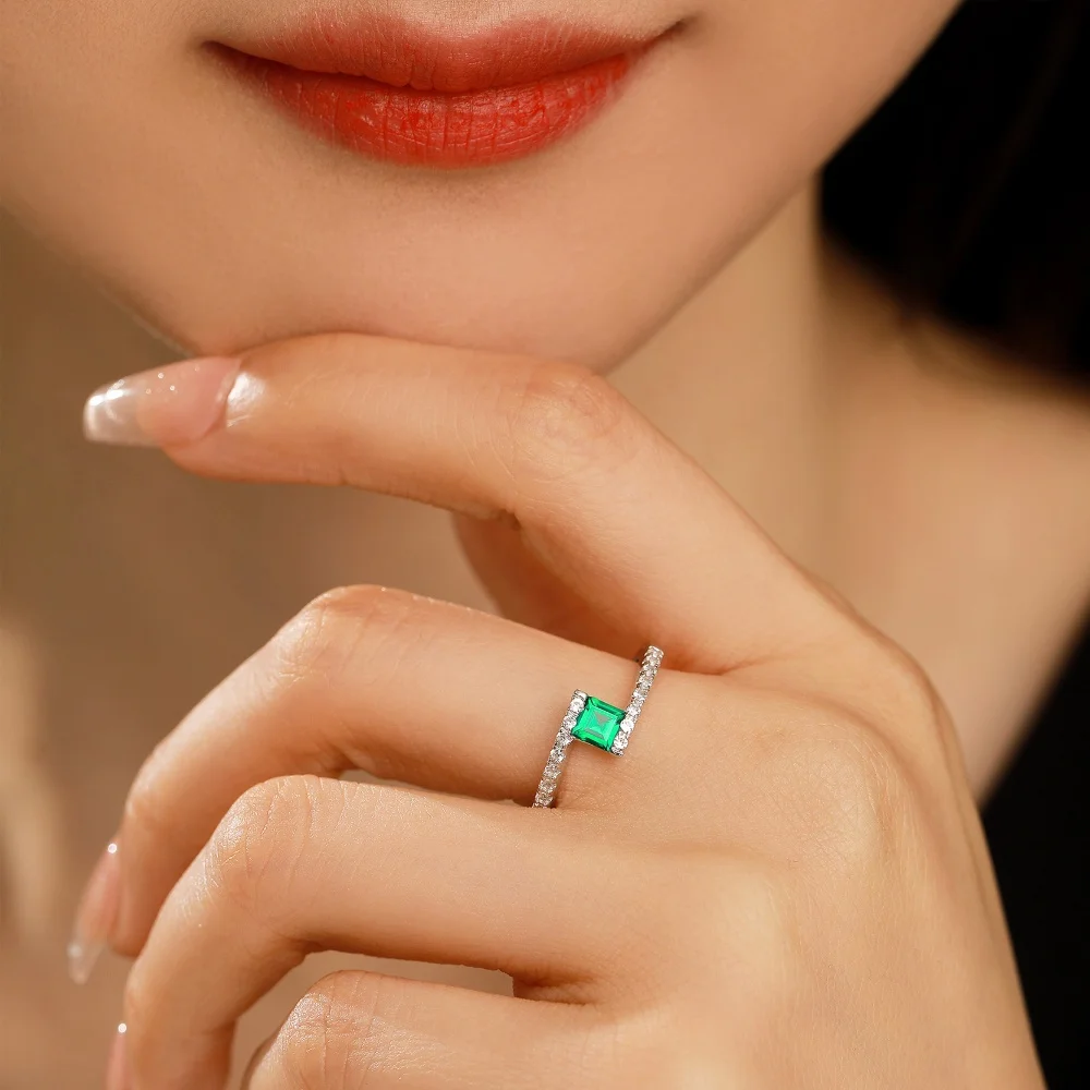 CHARMING Minimalist 1.0 Carat Created Emerald Ring Gemstone 925 Sterling Silver for Women Engagement Ring Fine Jewelry Wholesale