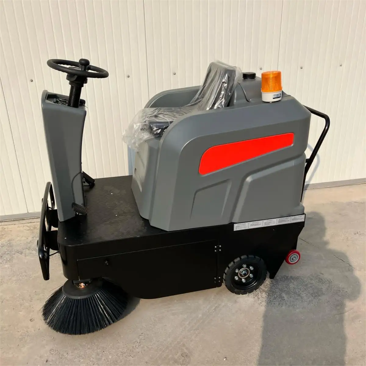 SJ1250 أفضل بيع ركوب البطارية على آلة كنس الأرضية مكنسة الطريق للبيع