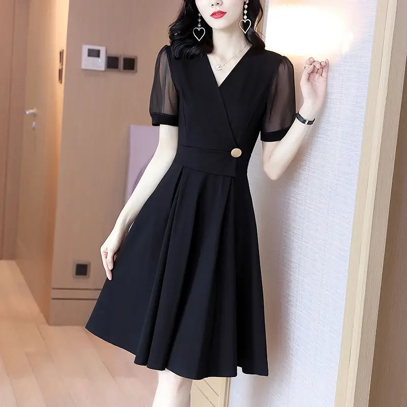 

Solid Color Summer Women's V-neck Dress with Stitching Button Mesh Waist Middle Length Fashion Commuter Korean Version Versatile