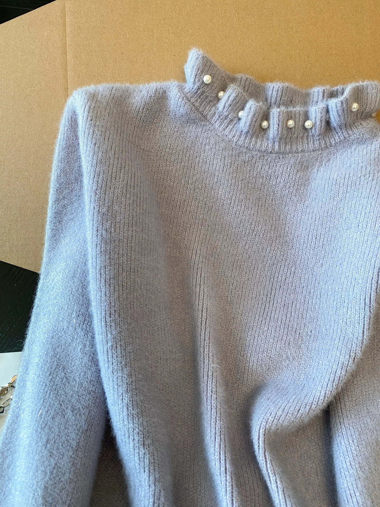 เสื้อสเวตเตอร์แขนยาวผู้หญิง สไตล์ Y2K ปักมุก คอสูงปานกลาง เสื้อซับในสไตล์เซียวเซียงเฟิง เสื้อท่อนบนสำหรับฤดูใบไม้ร่วง