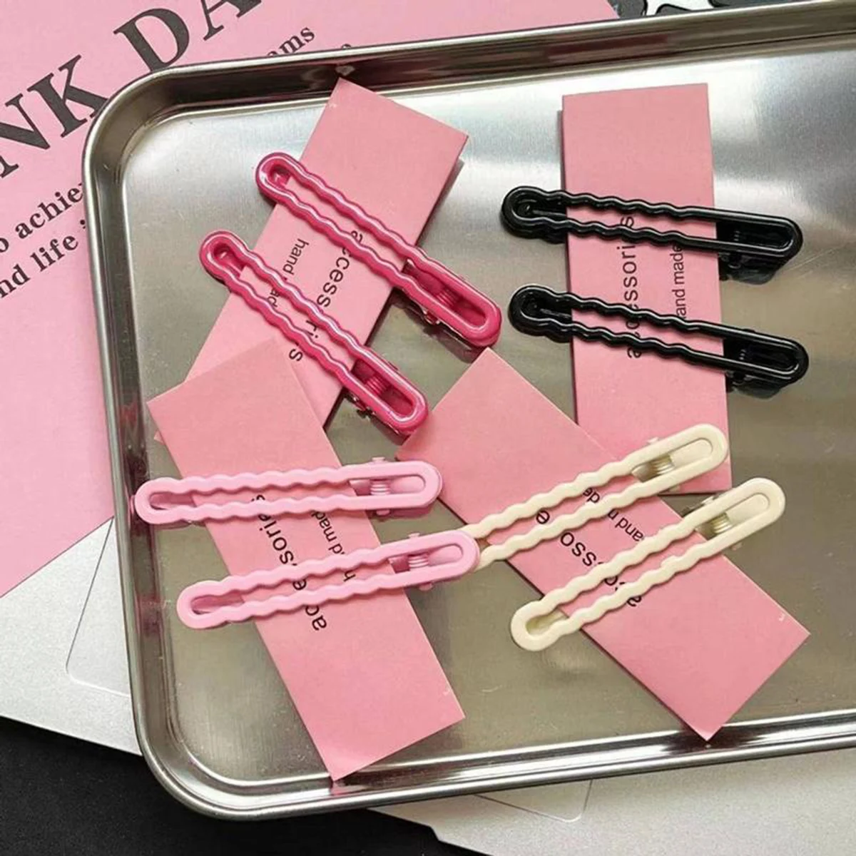 ΠΠ°ΠΊΠΎΠ»ΠΊΠ° Π΄Π»Ρ Π²ΠΎΠ»ΠΎΡ ΠΈΠ· ΡΠ»Π°Π΄ΠΊΠΎΠ³ΠΎ ΡΠΏΠ»Π°Π²Π° Ρ Π²ΠΎΠ»Π½ΠΈΡΡΡΠΌ ΡΡΠΊΠΎΠ½ΠΎΡΠΎΠΌ, Π±ΠΎΠΊΠΎΠ²ΠΎΠΉ Π·Π°ΠΆΠΈΠΌ, Π·Π°ΠΊΠΎΠ»ΠΊΠ° Π΄Π»Ρ Π²ΠΎΠ»ΠΎΡ, Π³ΠΎΠ»ΠΎΠ²Π½ΠΎΠΉ ΡΠ±ΠΎΡ Π΄Π»Ρ Π΄Π΅Π²ΠΎΡΠ΅ΠΊ, ΠΎΡΠ΅Π½Ρ ΠΈΠ·ΡΡΠΊΠ°Π½Π½ΠΎΠ΅ ΠΏΠΎΠ΄ΡΠ΅ΡΠΊΠΈΠ²Π°Π½ΠΈΠ΅ Π²Π°ΡΠ΅Π³ΠΎ ΠΎΡΠ°ΡΠΎΠ²Π°Π½ΠΈΡ ΠΠ°ΠΊΠΎΠ»ΠΊΠ° Π΄Π»Ρ Π²ΠΎΠ»ΠΎΡ ΠΈΠ· ΡΠ»Π°Π΄ΠΊΠΎΠ³ΠΎ ΡΠΏΠ»Π°Π²Π° Ρ Π²ΠΎΠ»Π½ΠΈΡΡΡΠΌ ΡΡΠΊΠΎΠ½ΠΎΡΠΎΠΌ, Π±ΠΎΠΊΠΎΠ²ΠΎΠΉ Π·Π°ΠΆΠΈΠΌ, Π·Π°ΠΊΠΎΠ»ΠΊΠ° Π΄Π»Ρ Π²ΠΎΠ»ΠΎΡ, Π³ΠΎΠ»ΠΎΠ²Π½ΠΎΠΉ ΡΠ±ΠΎΡ Π΄Π»Ρ Π΄Π΅Π²ΠΎΡΠ΅ΠΊ, ΠΎΡΠ΅Π½Ρ ΠΈΠ·ΡΡΠΊΠ°Π½Π½ΠΎΠ΅ ΠΏΠΎΠ΄ΡΠ΅ΡΠΊΠΈΠ²Π°Π½ΠΈΠ΅ Π²Π°ΡΠ΅Π³ΠΎ ΠΎΡΠ°ΡΠΎΠ²Π°Π½ΠΈΡ