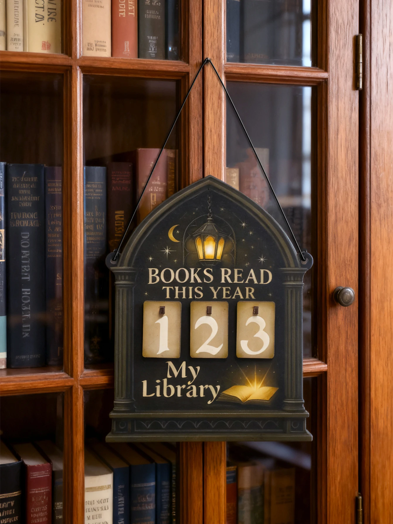 Magische Bücher lesen Tracker-Schild, hängende Bibliotheksdekoration mit Zahlenbrettern, Gothic-Laterne und Mond-Design, Geschenk für Buchliebhaber und Leser