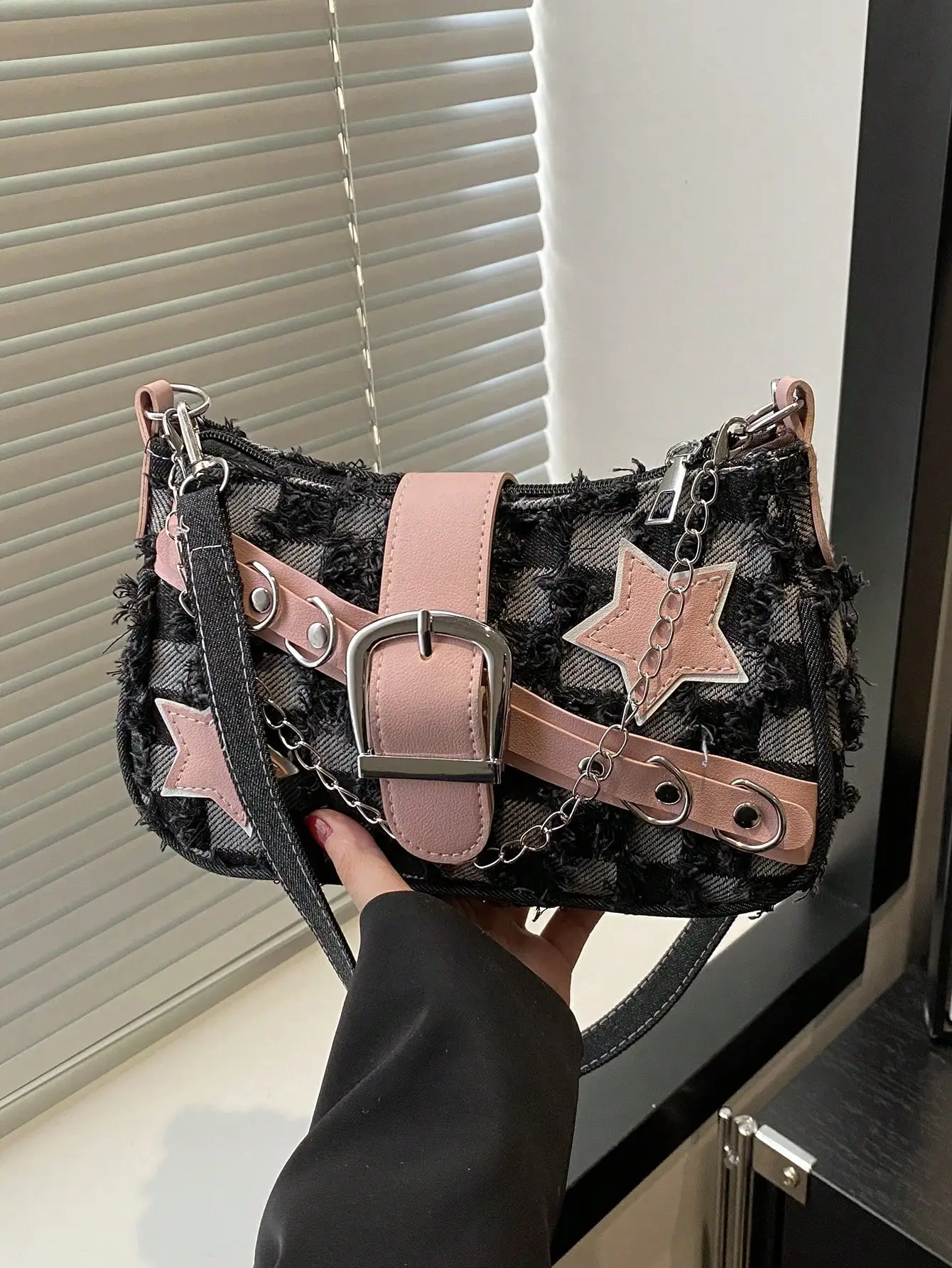 

Розовая мини-сумка через плечо в стиле Y2K с цепочкой, клетчатым узором, аппликацией в виде звезды и декоративной пряжкой
