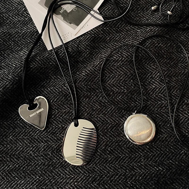 

Personality Temperament Comb and Love Pendant Necklace for Women 2025 Trend New Delicate Design Jewelry Gift Fashion Accessories