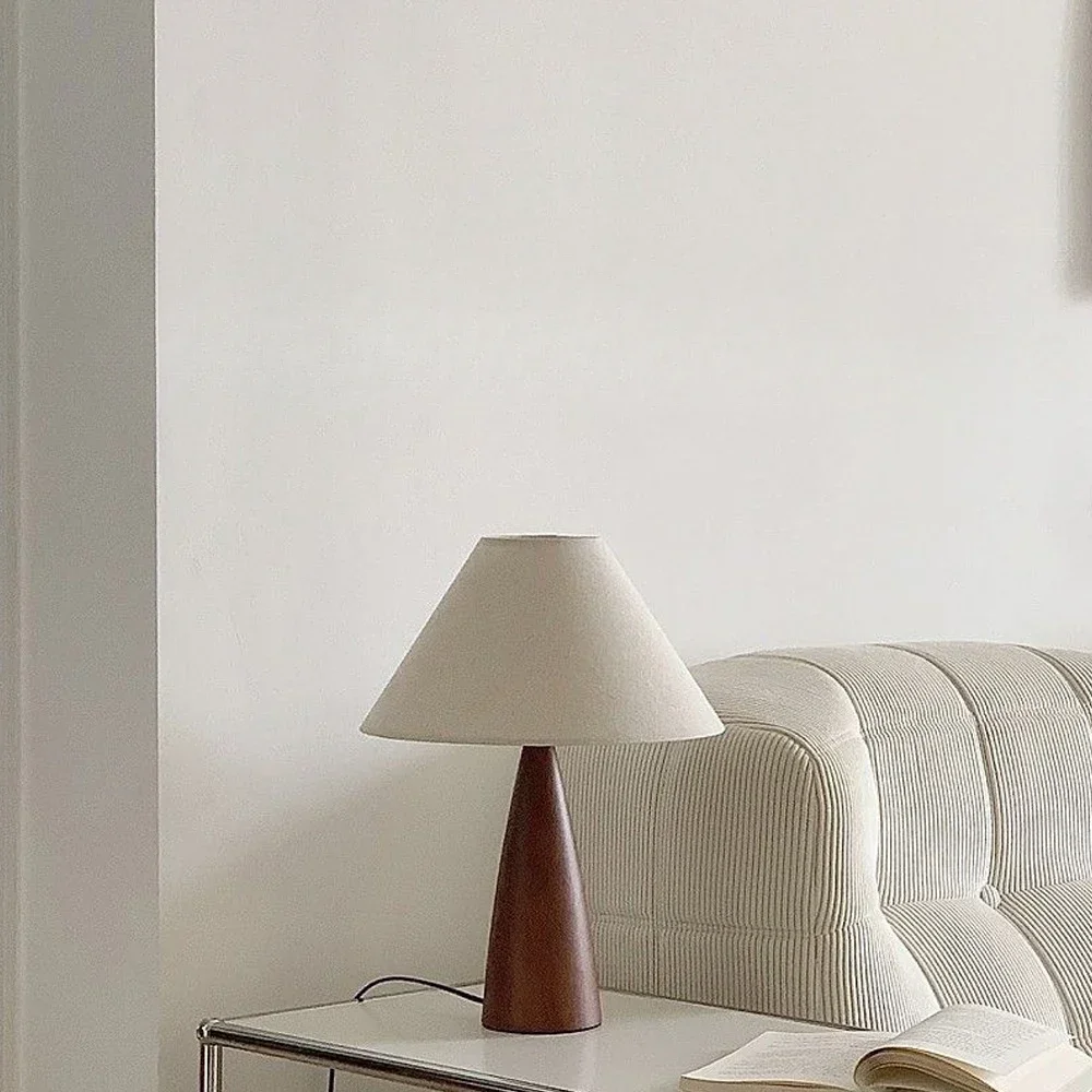 

2026 Винтажная деревянная настольная лампа, простой шелковый абажур, настольная лампа для спальни, домашний декор