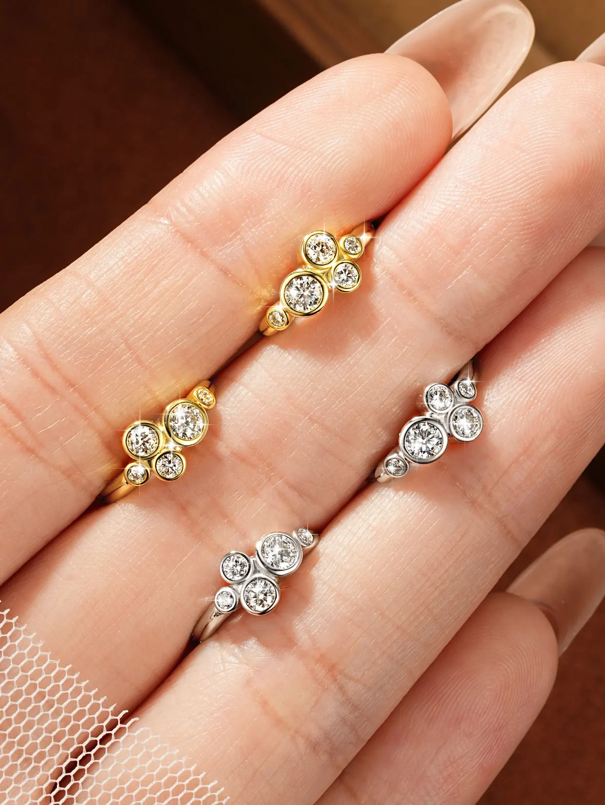 Celestinova D-Farbe VVS1 GRA-Zertifizierte Mehrfach-Runde Bubble Moissanit Huggie Hoop Ohrringe 14K Goldfilled Luxus Damenschmuck – Detail 11