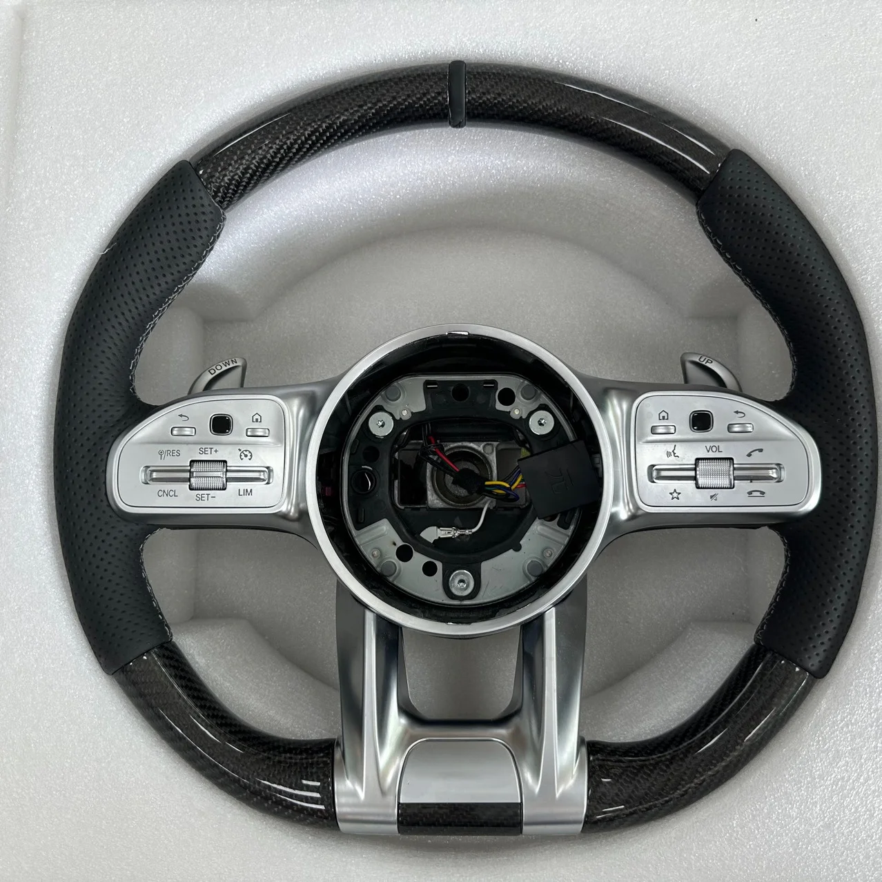 Applicable to MERCEDES-BENZ GlA200W213 W205 GLC GLE LED carbon fiber steering wheel factory