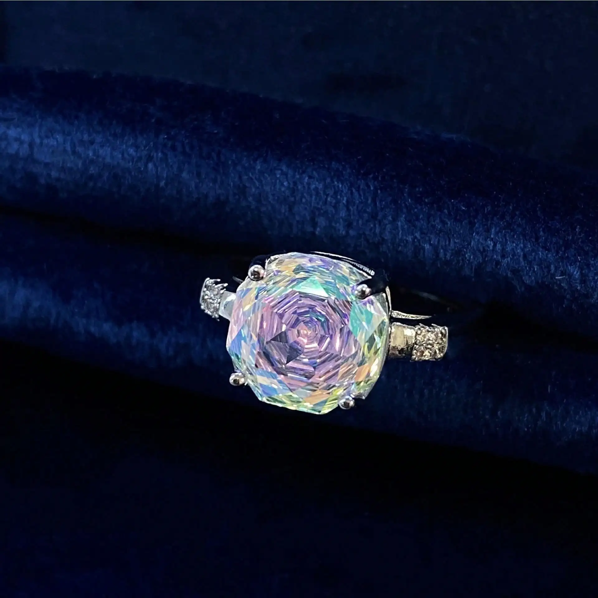 

Женское кольцо красочной розой, красочное и ослепительное, подходит для повседневного ношения, банкетной одежды, свадебной одежды, элегантного сельского стиля.