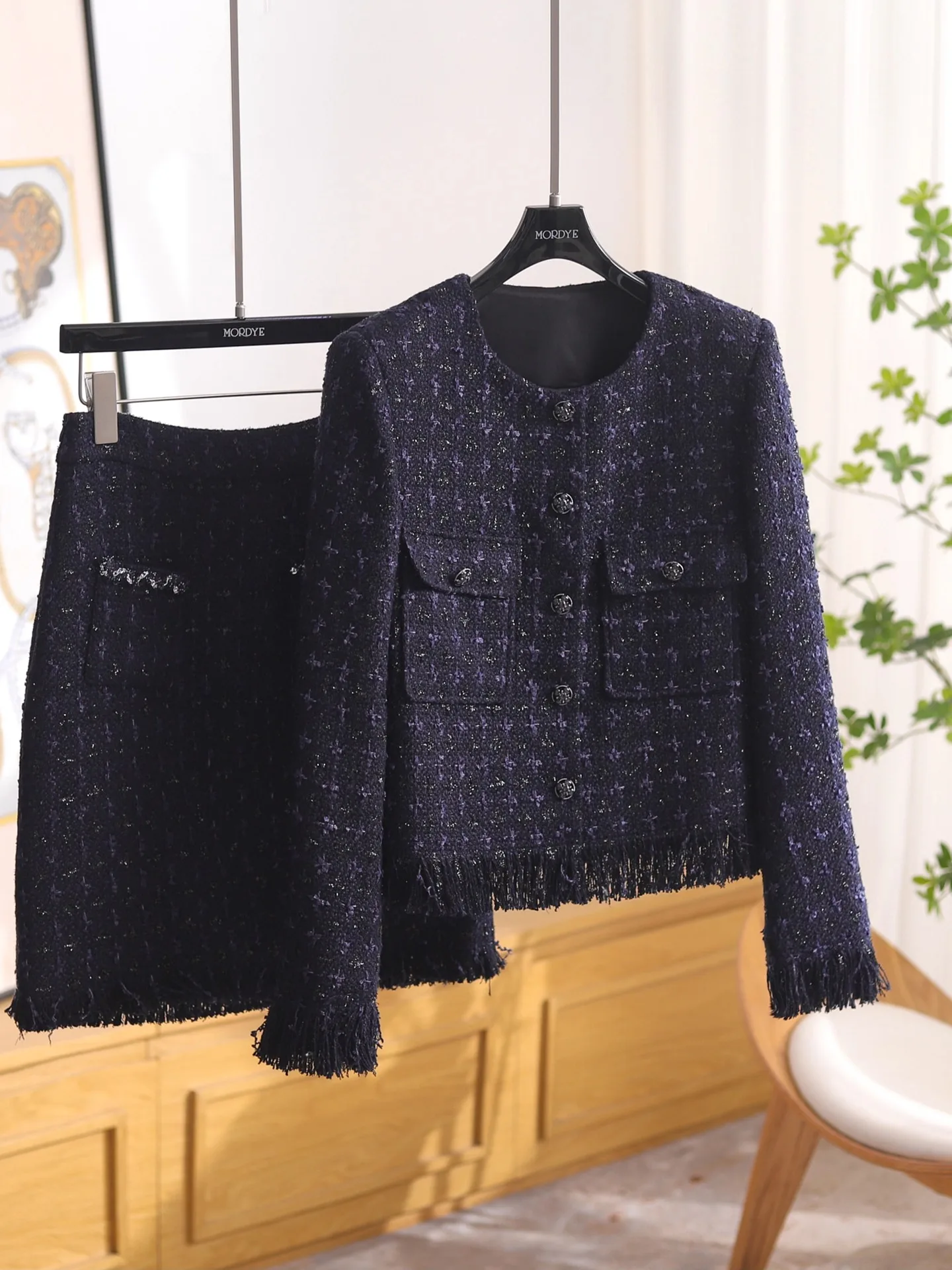 

Твидовый комплект: пальто и юбка с цветочным узором из блестящей нити, в стиле «Маленький аромат», с юбкой с высокой талией и блузкой с длинными рукавами на пуговицах.