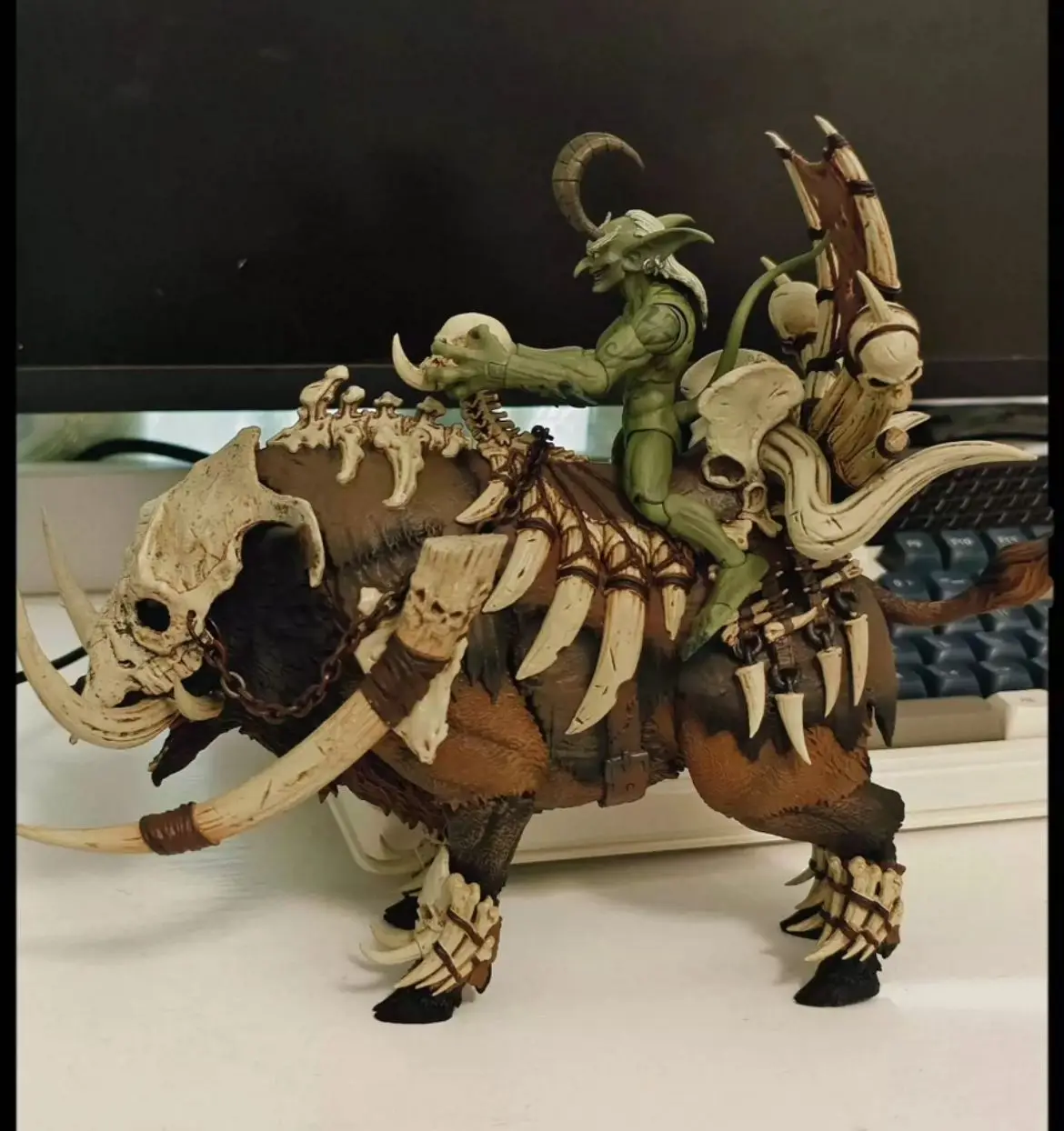 Brinquedo gigante oficial D20 Studio com pontas de osso - Figura articulada de montagem de porco Warboss em escala 1/12 em estoque