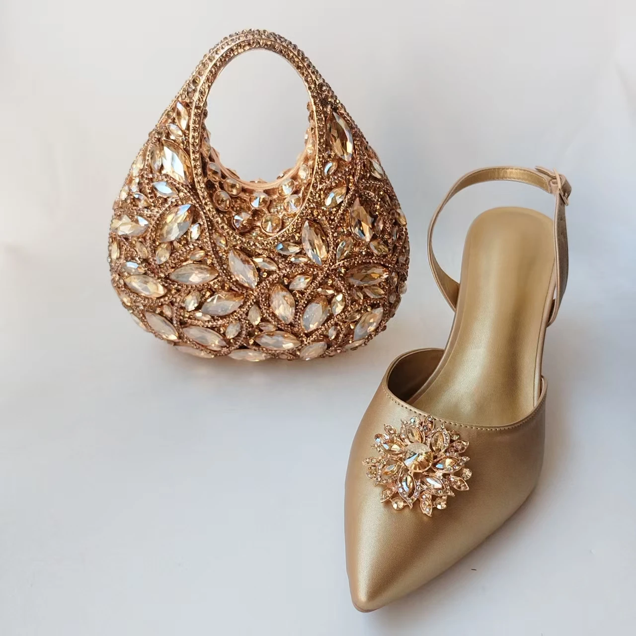 

LNATISNOVA Роскошные золотые босоножки с острым носком и стразами, комплект с вечерней сумкой, женские туфли-лодочки на каблуке-рюмочке с ремешком на пятке