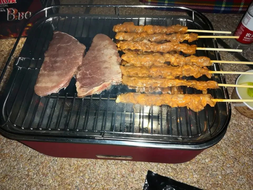 Mini przenośny ciemnografitowy Grill stojący górnym kwadratowym grillu bezdymny zapłon 3-4 minut na grilla Grill zewnętrzny grilla