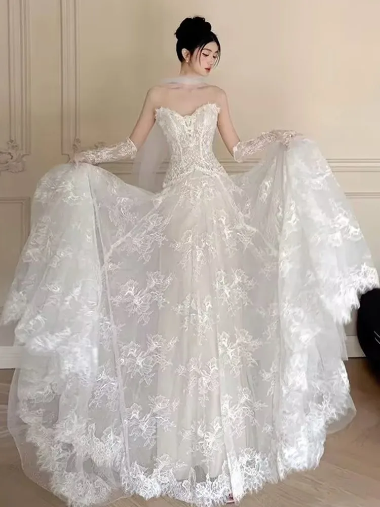 

Новое легкое кружевное платье без бретелек с небольшим шлейфом для встречи гостей и выхода в свет.