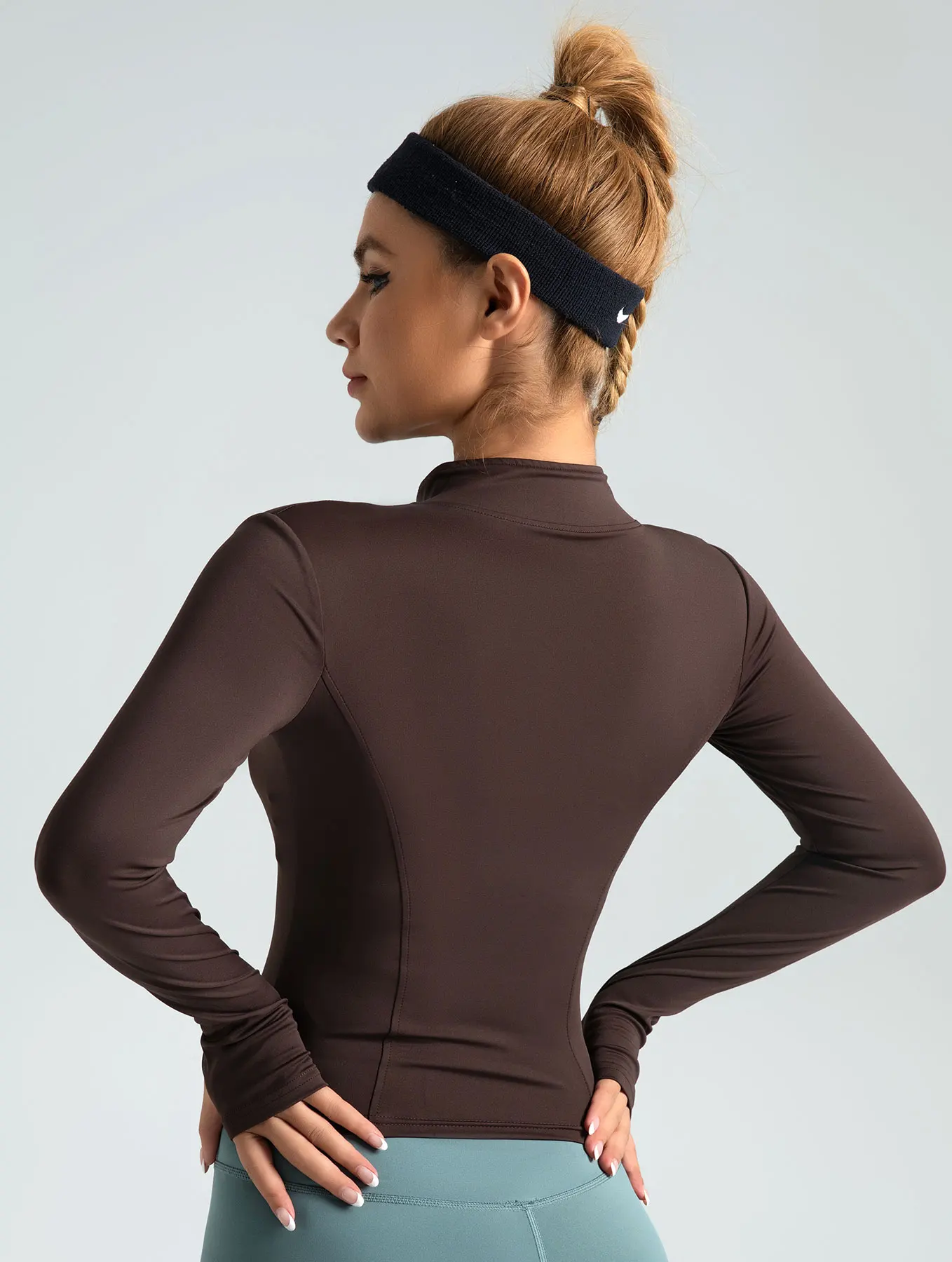 Giacca sportiva nuda, tuta da fitness yoga attillata e traspirante, giacca da corsa, donna all'aperto