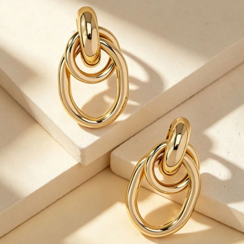 2Pcs Novel Cross-Circle Earrings, Featuring a Niche Geometric Design Paired with Cool-Toned Minimalist Style Studs, with Clean Lines and a Unique Shape The Metal Texture Is High-End and Durable, Lightweight and Comfortable to Wear, Easily Creating a Cool and Refined Look. It Can Be Used for Everyday Wear, Commuting to Work, Parties, and Outings, Making It a Unique Earring That Enhances Your Style.